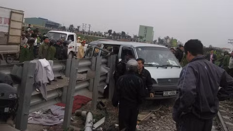 Hồi tháng 3/2011, vụ tai nạn giao thông nghiêm trọng xảy ra tại Km18+800 thuộc thị trấn Tía, huyện Thường Tín - Hà Nội. Tàu hỏa SE2 đã đâm thẳng vào xe khách 20L-4564 chở 21 người. Chiếc xe đi từ đường thôn Đình Tổ, xã Mễ Sơn, huyện Thường Tín ra Quốc lộ 1A cũ. Cú va chạm khiến 9 người trên xe tử vong, 7 người bị thương nặng đưa đi cấp cứu. Ảnh: Vietnamnet.