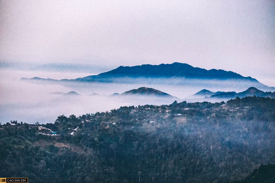 Mây vờn núi đẹp huyền ảo trong sương sớm.