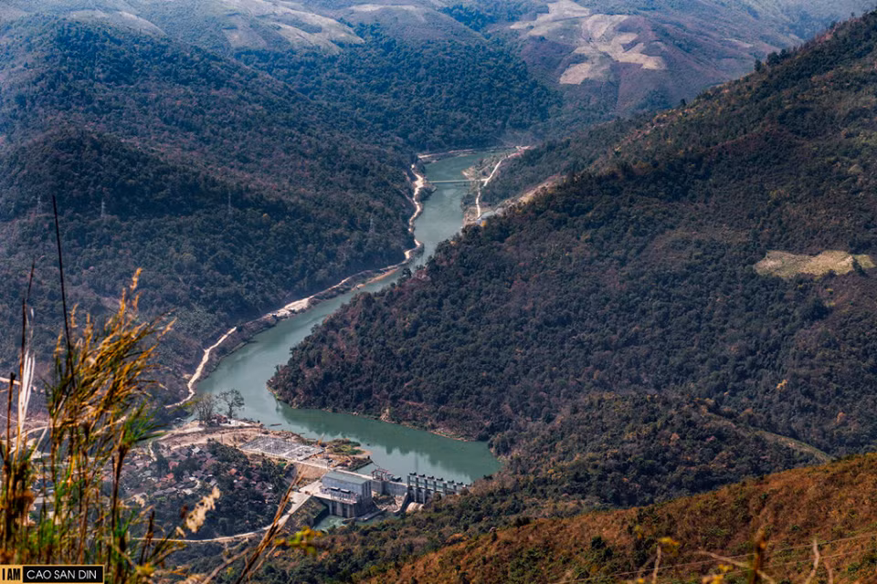 Thời tiết ở đây mát mẻ quanh năm, nhiệt độ không vượt qua 25 độ C. Ban đêm, trời hơi se lạnh và nắng ấp ám trải xuống vùng cao vào ban ngày. Sáng thức dậy giữa thiên nhiên Mường Lống, cảm nhận hương vị của đất trời, nhịp sống bình yên không vội vã đem lại an yên trong tâm hồn.