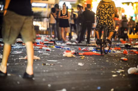 Hình ảnh xấu xí của trung tâm Sài Gòn ngập rác sau thời khắc đón năm mới. Ảnh: Một thế giới.