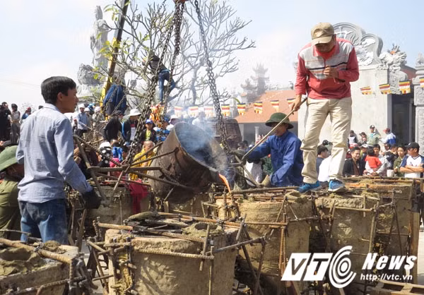 12 pho tượng còn lại cũng được đúc hoàn thành trong ngày. Nằm ngay bên dòng sông Văn Úc, chùa Thắng Phúc trước kia có tên là Vọng Phúc được xây dựng từ thời Lý, vào khoảng thời gian từ năm 1105 đến năm 1125.
