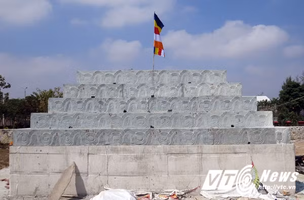 Đại diện nhà chùa cho biết, Bảo tháp Phật Quang có chiều cao 30 m, với 13 tầng, được tạo tác bằng đá xanh rêu, có độ rắn hơn nhiều so với các loại đá xanh đen khác. Vật liệu đá được vận chuyển từ huyện Hà Trung, tỉnh Thanh Hóa ra Hải Phòng để các nghệ nhân nổi tiếng của tỉnh Ninh Bình tạo tác. Theo đại diện nhà chùa, khi ngôi Bảo tháp Phật Quang này hoàn thành sẽ là bảo tháp "độc nhất vô nhị" của Hải Phòng và vùng duyên hải Bắc Bộ. Trong ảnh là phần nền móng của bảo tháp.