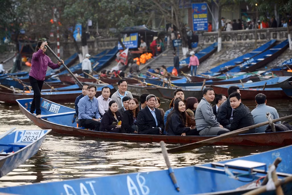 Theo ban tổ chức lễ hội, riêng trong những ngày trước khai hội, từ đầu năm Đinh Dậu đến nay đã có tới 120.000 khách du lịch đến chùa Hương trẩy hội. Dự kiến trong suốt ba tháng mùa lễ hội năm nay, nơi đây sẽ thu hút khoảng 1,3 đến 1,5 triệu lượt khách đổ về.