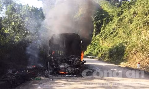 Chỉ trong hai tháng đầu năm 2017, hàng loạt vụ cháy nổ xe khách đã xảy ra. Khoảng 6h ngày 8/2, một xe khách giường nằm đã bốc cháy tại đèo Lò Xo, đoạn qua huyện Phước Sơn, tỉnh Quảng Nam. Ngay khi ngọn lửa bùng phát, các hành khách trên xe và tài xế đã kịp thoát ra ngoài trước khi ngọn lửa thiêu trụi hoàn toàn chiếc xe này. Ảnh: Công an TP HCM.