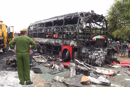 Cách đây không lâu, tại địa phận Bình Thuận cũng xảy ra tai nạn cháy nổ xe khách kinh hoàng. Vào khoảng 4h ngày 22/5/2016, xe khách giường nằm chạy tuyến Quảng Ngãi – TP HCM, khi đến thị trấn Thuận Nam, huyện Hàm Thuận Nam, tỉnh Bình Thuận bất ngờ va chạm với ôtô khách chạy hướng ngược lại. Cùng lúc, ôtô tải trờ tới tông vào 2 xe khách. Cú đâm liên hoàn khiến 3 xe khách hư hỏng, bốc cháy. Ảnh: Vietnamnet.