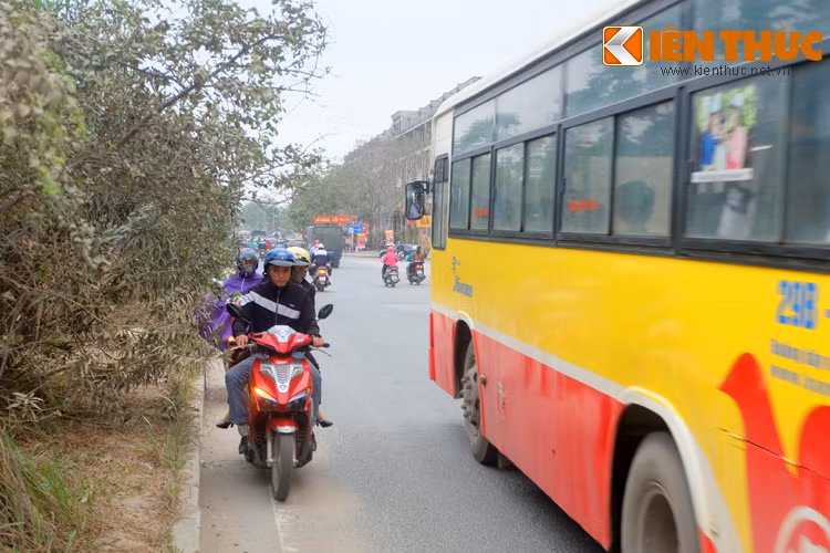 Anh: Nguoi dan danh cuoc mang song di tren dai lo nghin ty