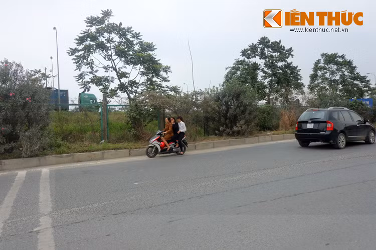 Nhiều người lưu thông trên đường không chấp hành luật giao thông.