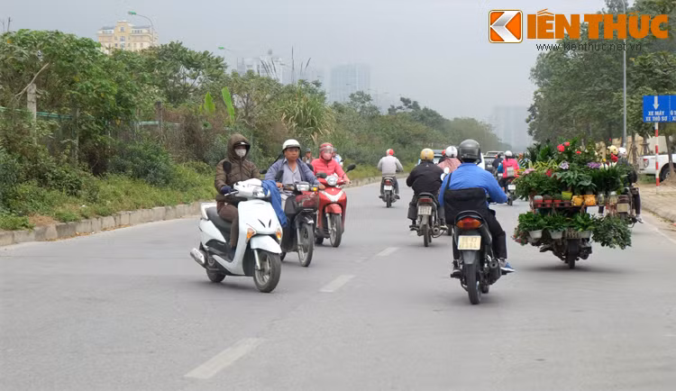 Ảnh người dân "dàn trận" sang đường trên đại lộ Thăng Long.