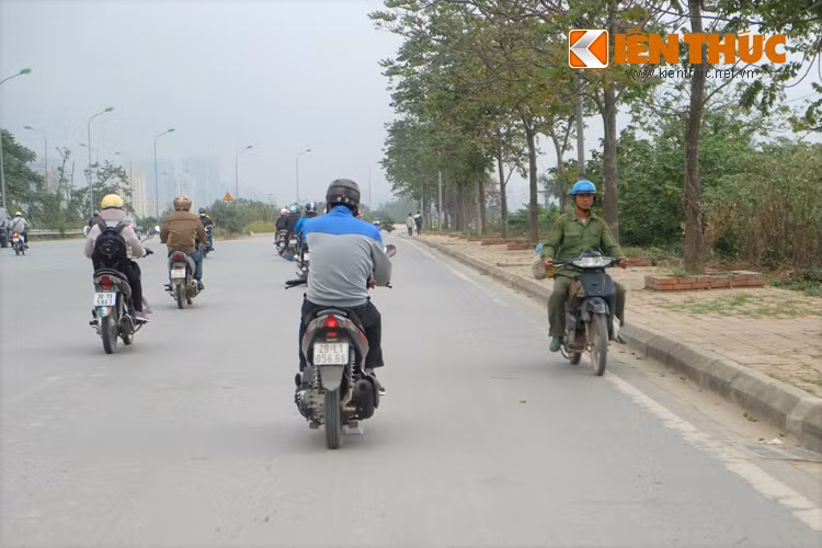 Đi làn dành cho xe máy và xe thô sơ sát dải phân cách phải đối đầu xe tải, ô tô quá nguy hiểm nên người dân thường chọn cách sang đường để đi vào làn sát vỉa hè. Điều này khiến giao thông trên đại lộ Thăng Long trở nên hỗn loạn.
