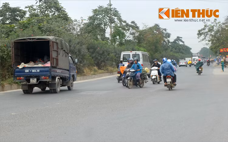 Theo quan sát, đoạn Km4 đến Km4 + 500 thuộc địa phận phường Mễ Trì (quận Nam Từ Liêm); đoạn đường gần lối vào Thiên đường Bảo Sơn; đoạn gần cầu vượt xã An Khánh… người dân sống hai bên đường muốn rẽ sang hầm dân sinh đều phải “đấu đầu” xe tải, bị xe ô tô ép sát, trải qua nhiều cảnh thót tim mới đến được điểm rẽ.