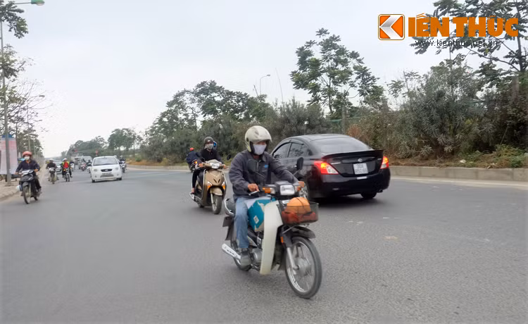 Mặc dù làn đường bên trong sát dải phân cách chỉ dành cho xe máy và xe thô sơ nhưng tình trạng ô tô đi ngược chiều quy định trên đường gom dân sinh vẫn xảy ra.