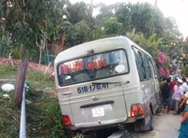 Khoảng 16h30 ngày 13/2, một vụ TNGT đặc biệt nghiêm trọng xảy ra trên cao tốc Mỹ Phước - Tân Vạn (tại ngã tư An Nhơn, tỉnh Bình Dương). Chiếc xe khách sau khi va quyệt với 1 xe bán tải, một xe du lịch đã tiếp tục đâm vào đuôi 4 xe máy đang dừng chờ đèn đỏ, kéo lê xe máy và vài người ra xa hàng chục mét. Cú đâm quá mạnh khiến người phụ nữ đang mang thai, hai cháu nhỏ tử vong tại chỗ, 5 người khách trong xe khách bị thương, được người dân đưa đi cấp cứu. Ảnh: An toàn giao thông.