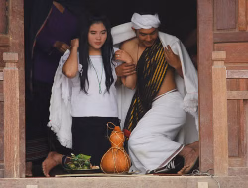 Khác với nhiều dân tộc, người Chu Ru ở Tây Nguyên có tục bắt chồng. Một thiếu nữ đến tuổi lấy chồng, phải chuẩn bị lễ vật đi hỏi chồng với chi phí khá tốn kém. Nhưng những thiếu nữ không đủ tiền để cưới chồng chỉ cần dệt cho mình 3 chiếc khăn thổ cẩm để làm lễ vật sang nhà trai. Ảnh: Viettimes.