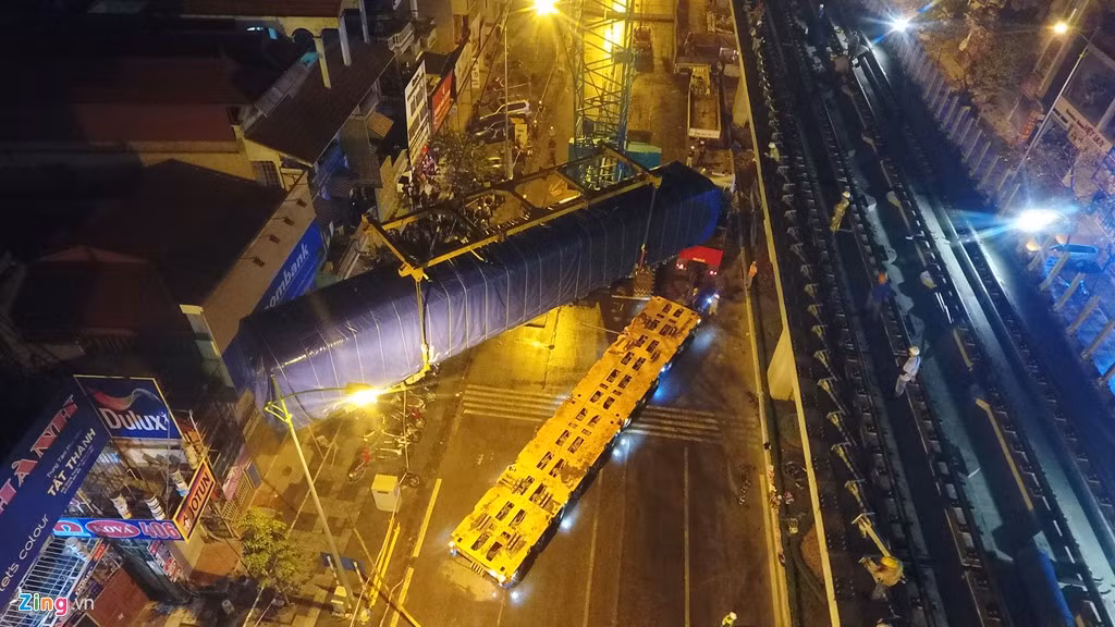 Ảnh đầu máy nặng 35 tấn, dài 19 m, cao 3,8 m, ngang 2,8 m được đưa lên ngang bằng đường ray. Ảnh: Zing.