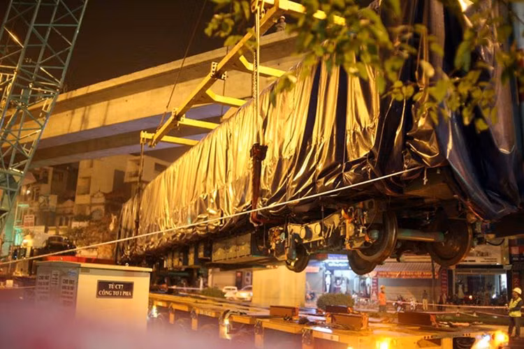 Cẩu bánh xích có ưu điểm về khả khả năng di chuyển ổn định cao trên các loại địa hình, thậm chí nền đất mềm mà không bị mắc kẹt.