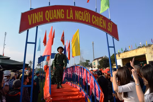 Hon 2.400 thanh nien Quang Ngai len duong nhap ngu