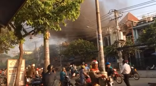 Một cháy cửa hàng quà lưu niệm tại TP HCM xảy ra khiến hàng trăm gấu bông chuẩn bị kinh doanh dịp Valentine bỗng chốc làm mồi cho "bà hỏa". Tại hiện trường, lửa xuất phát từ tầng 1 căn nhà nơi làm kho chứa thú nhồi bông. Vị trí căn nhà nằm liền kề các cửa hàng kinh doanh khác... Ảnh: Vietnamnet.