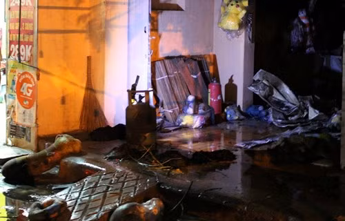 Nhiều cửa hàng, nhà dân sát bên đã nháo nhào đưa người già, trẻ nhỏ, di dời tài sản ra ngoài vì sợ bị cháy lan khiến quang cảnh hết sức hỗn loạn.