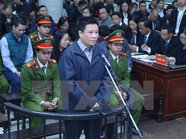 Gần 600 người có quyền lợi, nghĩa vụ liên quan được triệu tập tới tòa. Riêng hôm nay, tòa triệu tập 109 người đến phiên tòa hôm nay liên quan đến hành vi cố ý làm trái và vi phạm quy định về cho vay. Gần 300 người có liên quan đến việc ký hợp đồng dịch vụ với công ty BSC. Ảnh: TTXVN.