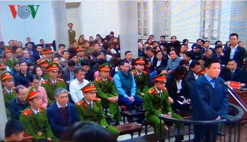 Bên cạnh đó, tòa sơ thẩm còn có hơn 50 luật sư tham gia tố tụng, chưa bao gồm các luật sư bảo vệ cho người có quyền lợi và nghĩa vụ liên quan. Ảnh: VOV.