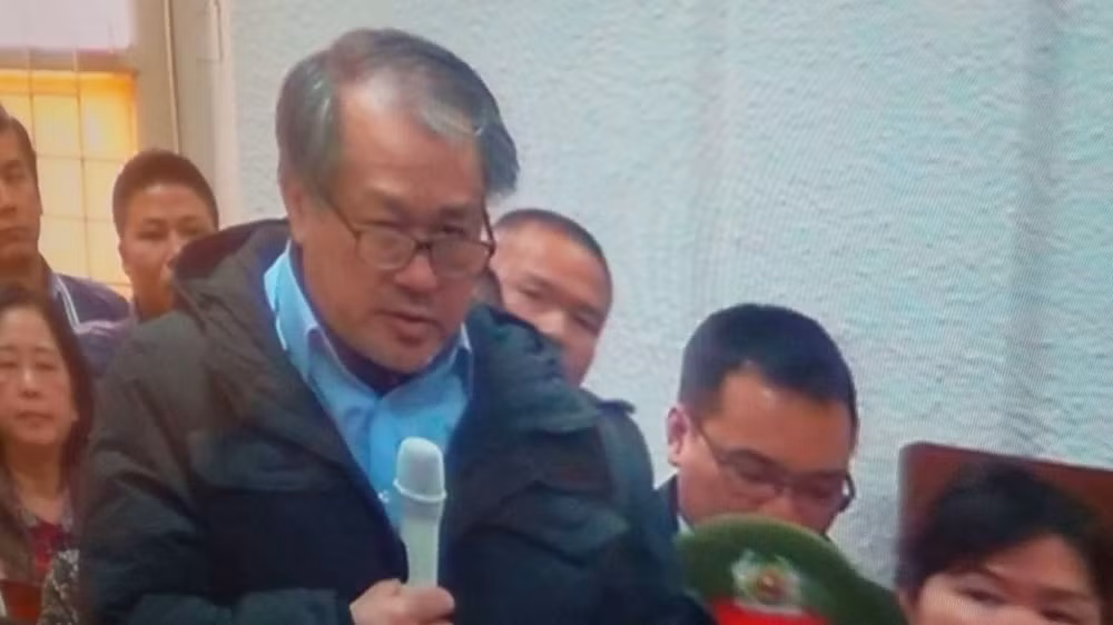 Trong số những người bị triệu tập đến buổi xét xử Hà Văn Thắm có bị án Phạm Công Danh, cựu Chủ tịch HĐQT VNCB (người vừa bị TAND Cấp cao tại TP HCM tuyên mức án 30 năm tù liên quan đến đại án kinh tế ở ngân hàng VNCB). Phạm Công Danh bị triệu tập đến tòa với vai trò là người có quyền lợi và nghĩa vụ liên quan đến khoản tiền gần 500 tỷ đồng mà Hà Văn Thắm làm thất thoát. Ảnh: Chí Hiếu.