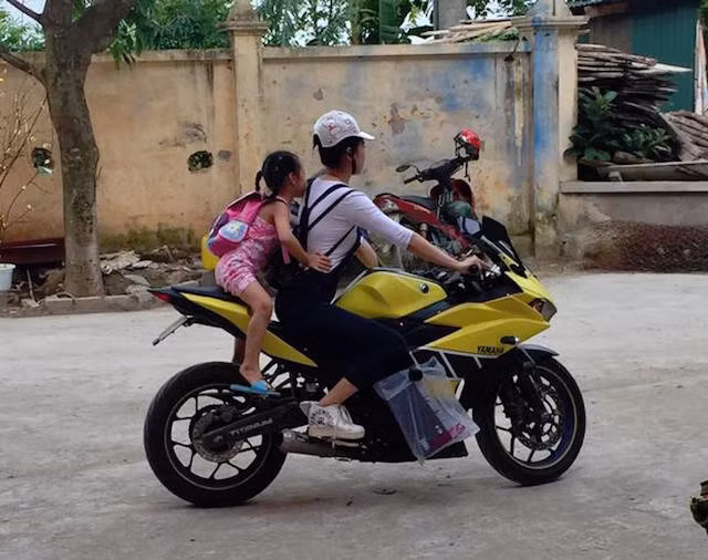 Đưa đón con đi học phải như này mới "chất".