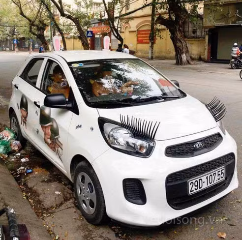 Xế hộp khép đôi mi hờ hững.