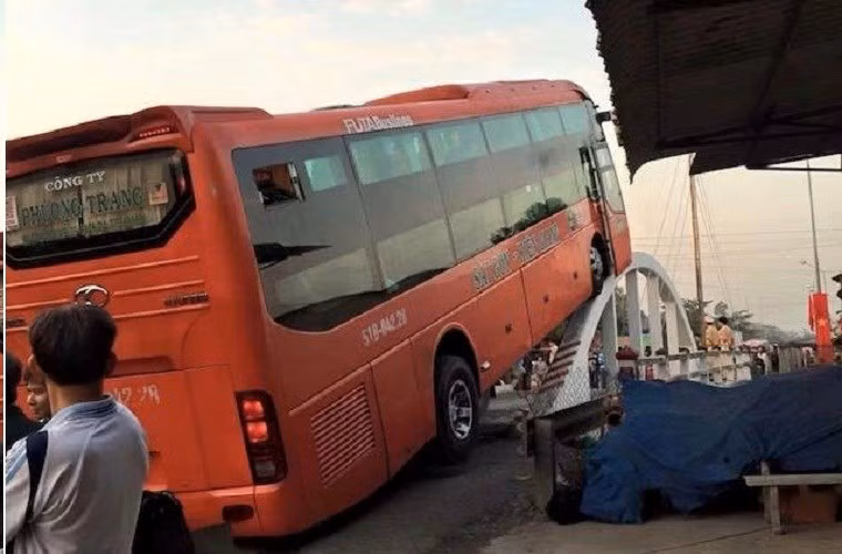 Há hốc miệng khi chứng kiến pha tai nạn giao thông hy hữu.