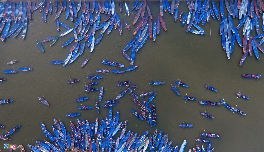 Theo ban tổ chức lễ hội, riêng ngày mùng 5 Tết đã có tới hơn 69.000 lượt khách. Ngày khai hội chùa Hương vắng hơn không đáng kể, với khoảng gần 50.000 lượt người đổ về.