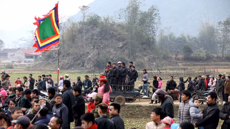 Máy cày, bừa công nông được sử dụng để xem màn rước sinh thực khí tại lễ hội Ná Nhèm.