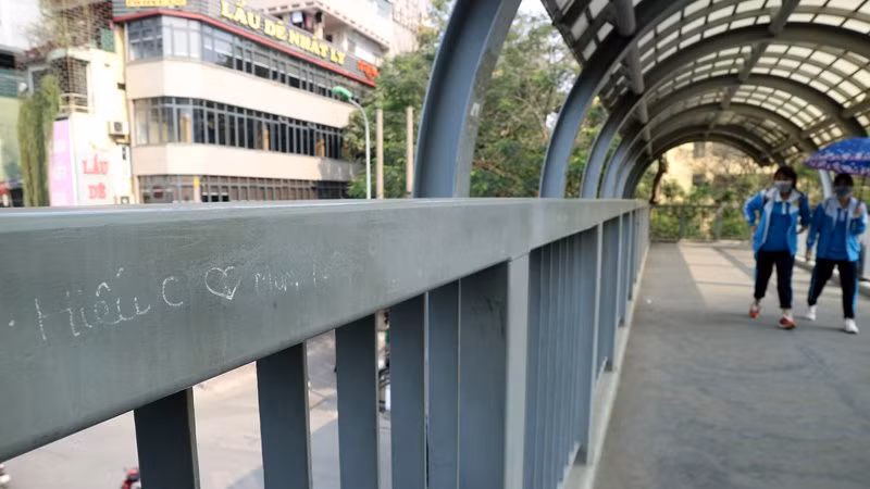 Dòng chữ thể hiện tình yêu trên thành cầu vượt trước cổng trường ĐH Công Đoàn.