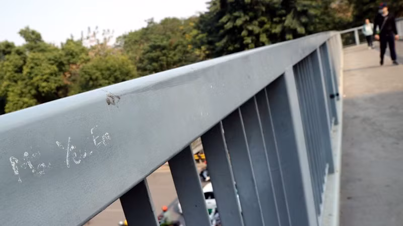 Lời hứa về một tình yêu sắt son trên thành cầu vượt đi bộ trước cổng trường ĐH Thủy Lợi.