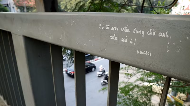 Những dòng chữ thể hiện tình yêu đôi lứa vẫn xuất hiện trên thành cầu sau nhiều lần được làm sạch.