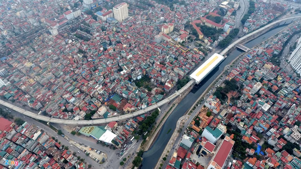 Ra khỏi ga Thái Hà, tàu chạy thẳng dọc phố Thái Thịnh 2, rẽ trái một cung lớn qua đường Láng để vào ga Láng.