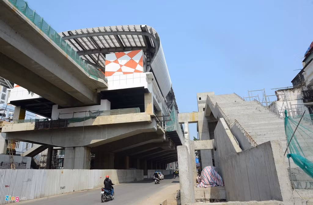 Cầu dẫn bộ cho hành khách đã thi công xong phần thô, chờ kết nối với nhà ga.