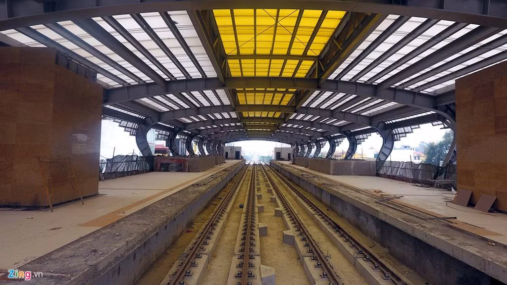 Ngoài ga số 1 Cát Linh, 11 ga còn lại được thiết kế khá giống nhau với mái vòm tạo cung tròn bằng khung thép lớn. Hệ thống mái sử dụng tấm lợp hút ánh sáng trời, hai cổng ra vào ga thông suốt qua ga. Ray tàu trên toàn tuyến đã được lắp đặt xong.