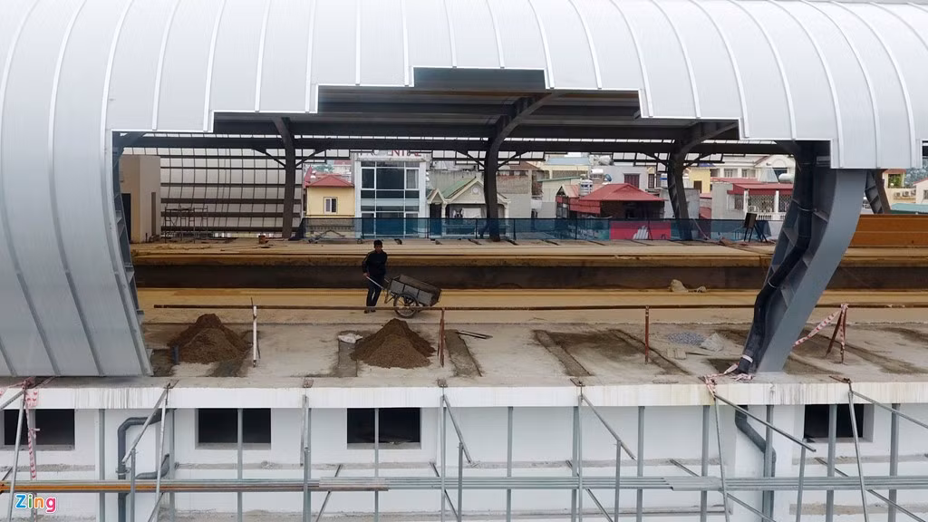 Các nhà ga cùng lúc thi công và hoàn thiện với các công trình phụ trợ bên trong.