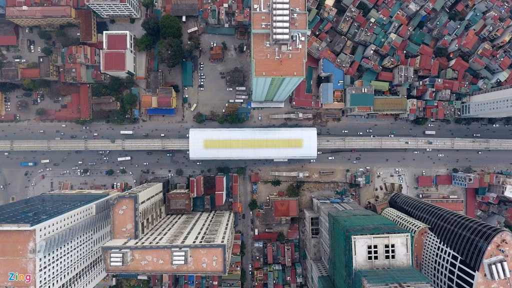 Nằm trên đường Nguyễn Trãi, cách đường vào Văn Quán chỉ 50 m, có đến gần 10 toà nhà cao tầng, chung cư. Các trung tâm thương mại, điện máy lớn, nhỏ cũng tập trung tại đây khá nhiều.