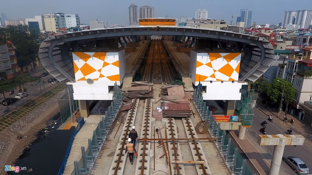 Mặt đường tàu được lắp đặt 2 làn ray cho 2 tàu chạy ngược chiều nhau. Ray tàu có khổ 1,435 m.