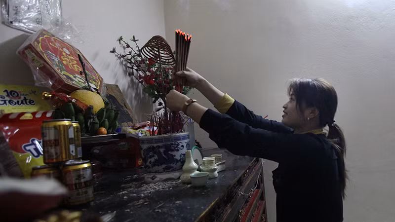 Chị Nguyễn Thi Dung là một trong những người đầu tiên mang được hương châm ở đình làng về thắp lên ban thờ của gia đình tỏ ra rất hoan hỉ tin rằng cả năm gia đình mình sẽ gặp toàn may mắn, bình an.