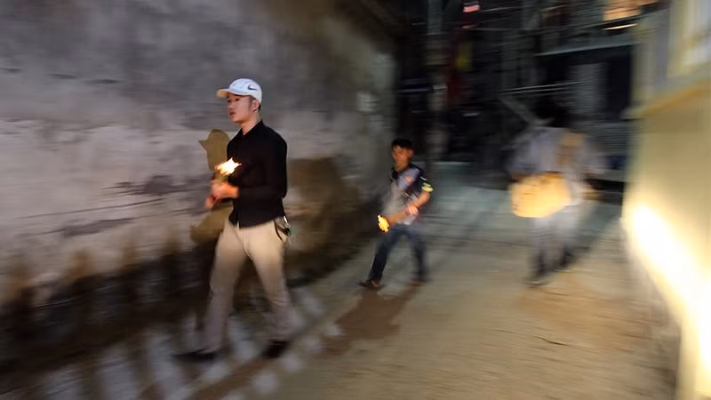 Khi đã châm được hương, mọi người mau chóng mang về nhà mình.