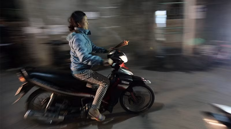 Nhiều người đi xe máy đến đình làng để "xin đỏ" làm sao mang về nhà nhanh nhất có thể.