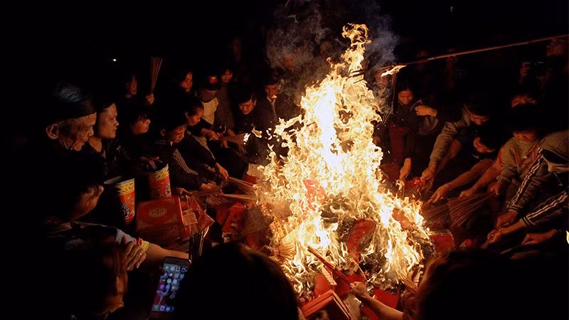 Khi đống lửa bùng lên, người lớn, trẻ nhỏ... đồng loạt lao vào châm hương.