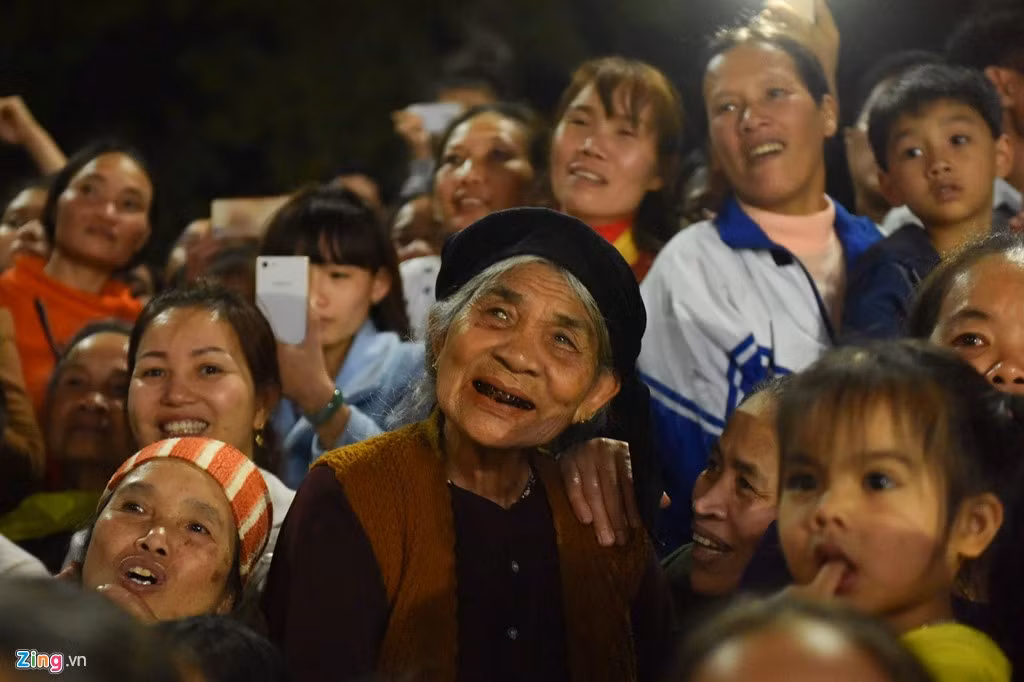 Dù nội dung vở diễn năm nào cũng giống nhau nhưng hàng nghìn người dân vẫn say mê theo dõi.
