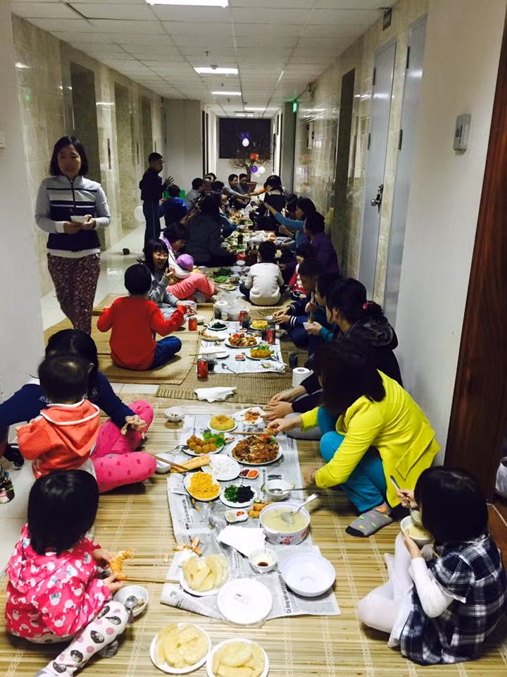 Cả hành lang đi lại bỗng biến thành con đường ẩm thực.