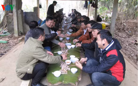 Vào ngày rằm tháng Giêng hàng năm, đồng bào Dao đỏ ở huyện Bảo Thắng, tỉnh Lào Cai tổ chức lễ cúng rừng. Thông tin trên báo VOV cho biết, sau phần nghi lễ sẽ diễn ra hoạt động ẩm thực ngay giữa rừng, tất cả thức ăn chuẩn bị tới sẽ phải ăn hết mà không được mang về, rượu không uống hết cũng phải đem chôn. Điều đặc biệt, theo kiêng kỵ của người Dao, chỉ có đàn ông mới được có mặt trong lễ cúng rừng. Vì là rừng cấm, rừng thiêng nên tất cả mọi người trong thôn đều có ý thức bảo vệ, chỉ được trồng mới chứ không cho phép bất cứ ai trong ngoài thôn chặt phá rừng. Ảnh: VOV.