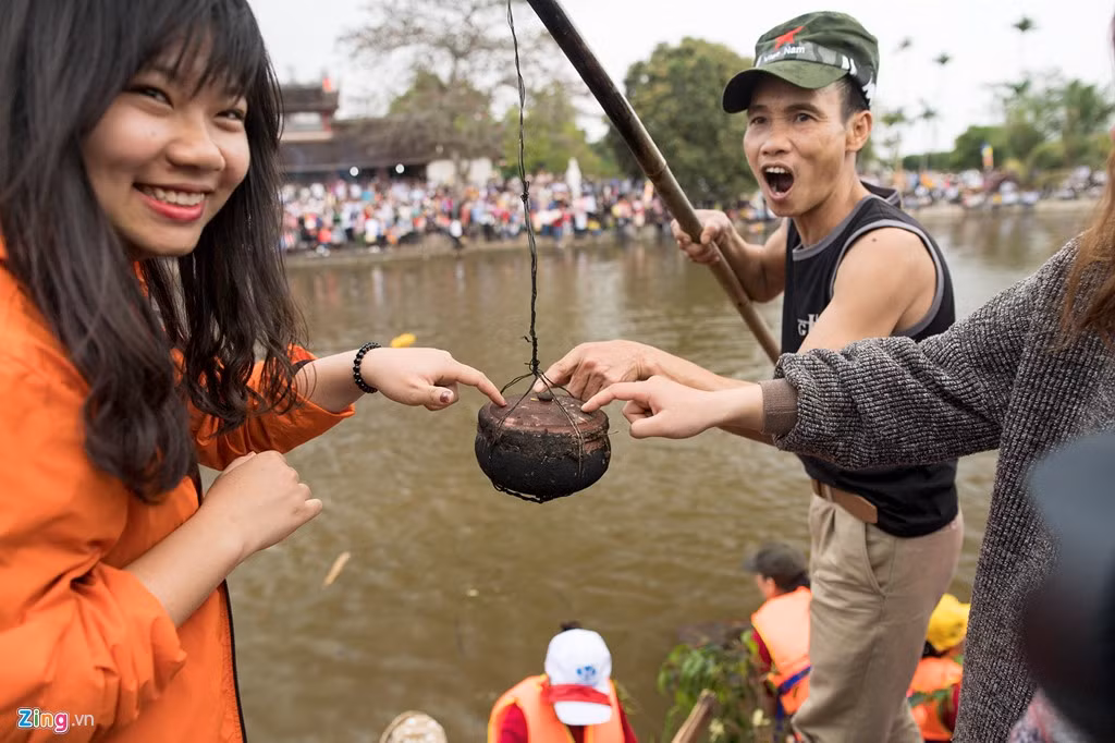 Niêu cơm kịp được vớt lên khi thuyền đang chìm dần, vỡ thành nhiều mảnh. Còn du khách và người dân thi nhau sờ vào niêu cơm đoạt giải này để lấy may đầu năm.