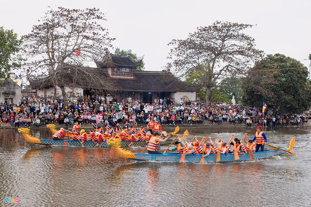  Lễ hội chùa Bạch Hào (có từ thời vua Trần Nhân Tông) được tổ chức vào mùng 6 tháng Giêng hàng năm với màn thi đấu như thi bơi chải, nấu cơm, bắt vịt trên một con sông lớn. Tuy nhiên, do kinh tế gặp nhiều khó khăn, gần đây vài năm một lần người dân mới tích góp được để tổ chức các trò chơi dân gian.
