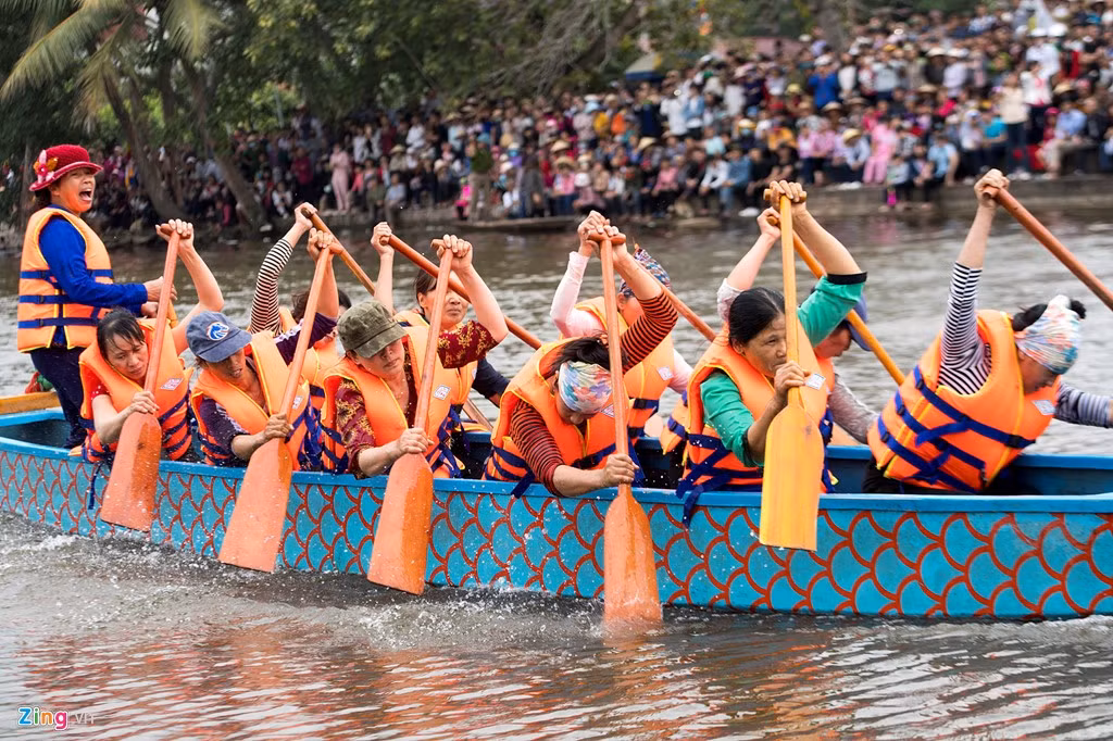 Tại lễ hội chùa Bạch Hào đầu xuân Đinh Dậu, có 4 đội của 4 làng tham gia tranh tài. Mỗi thôn cử ra một đội nam và một đội nữ.
