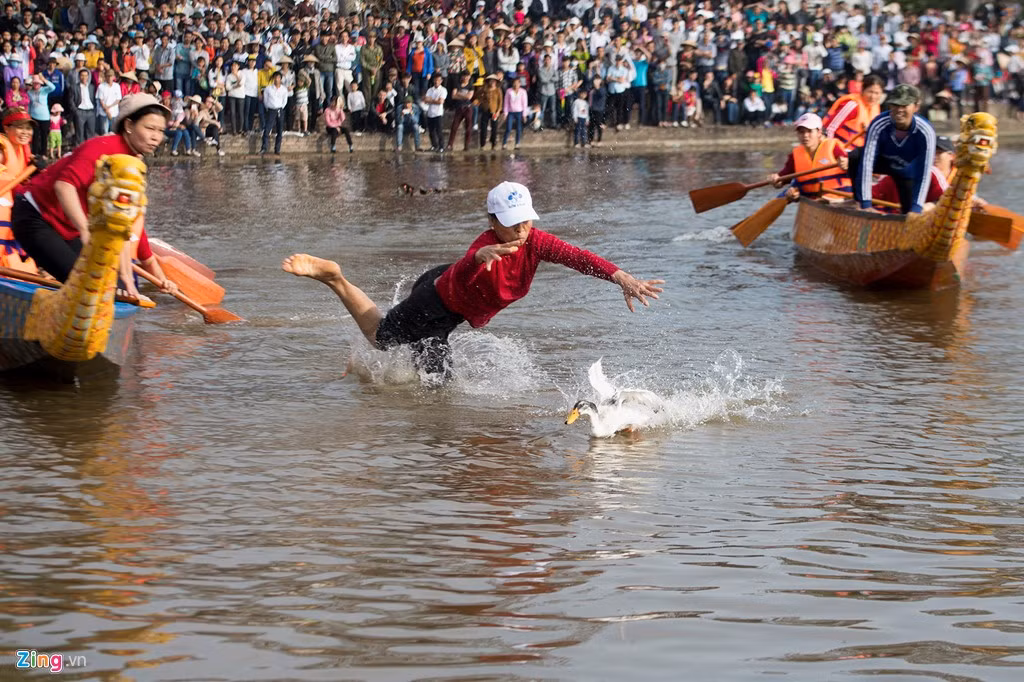 Tuy nhiên, chung cuộc không có đội nào bắt được vịt để giành chiến thắng mặc dù các vận động viên giàu kinh nghiệm cũng đã làm đủ mọi phương án. Hình ảnh lễ hội chùa Bạch Hào tại Hải Dương diễn ra sôi nổi, hấp dẫn.